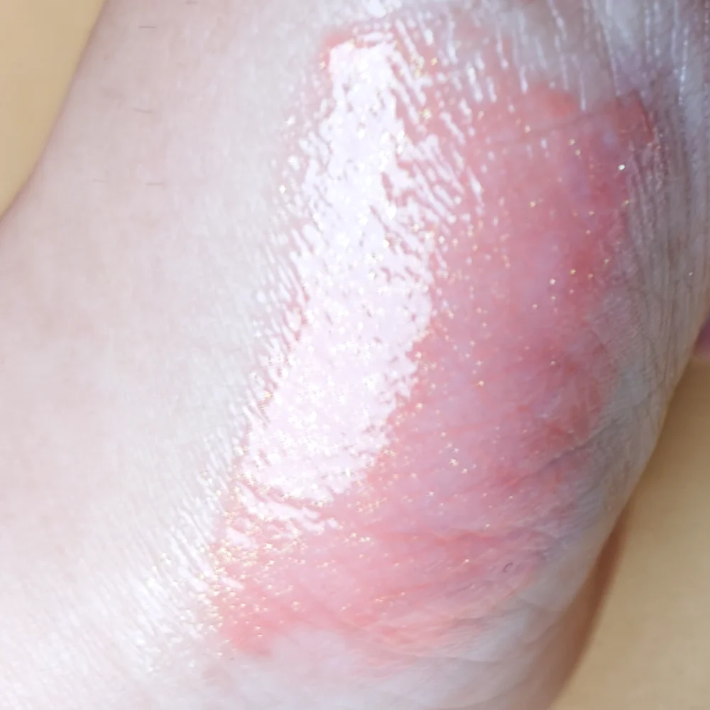 SELF BEAUTY ヴィーガナイズ コラーゲン リップ ガラス バーム 04 ライトピーチに10 ホワイトゴールドを重ね塗りしたラメ感スウォッチ