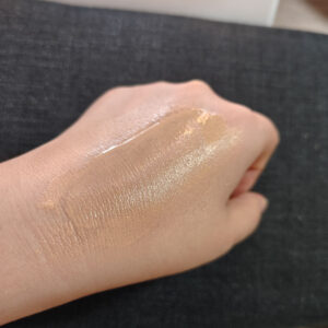 vim BEAUTY マイ コンフィデンス スキン モイスチャライジング プライマー パール 手に出したテクスチャーと色味