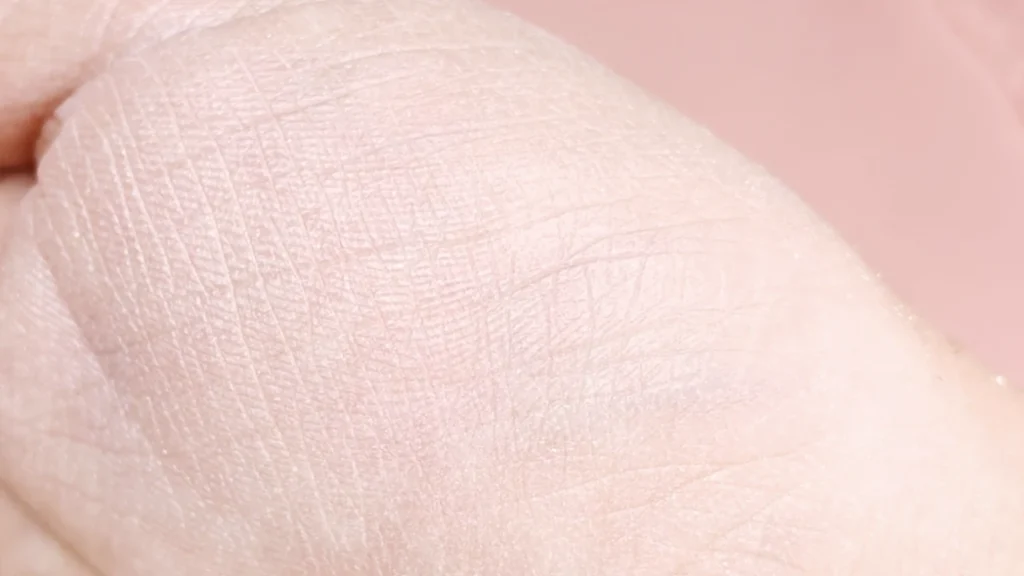 キャンメイク シルキールースモイストパウダー P01 ラスターピンクの手のひらスウォッチ