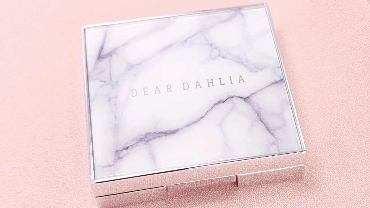 DEAR DAHLIA (ディアダリア) スキンルミナスハイライターの大理石柄パッケージ（コンパクト外観）