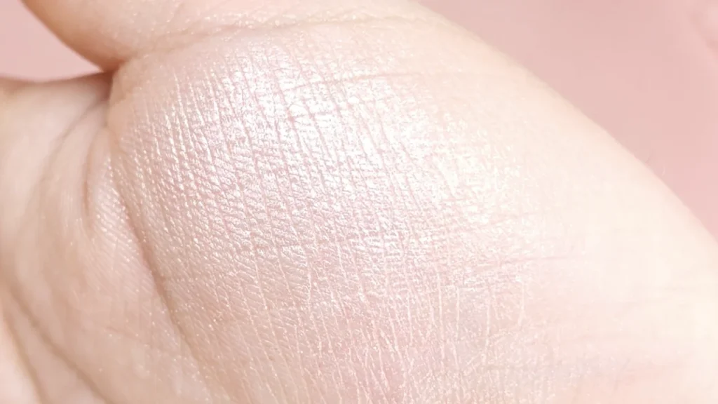スキンルミナスハイライターを手のひらに塗ったスウォッチ(ツヤ感・質感)