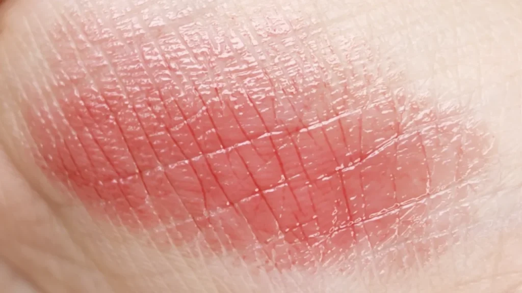 KATE リップモンスター 02 ピンクバナナ スウォッチ 色見本 手のひら 血色感 発色