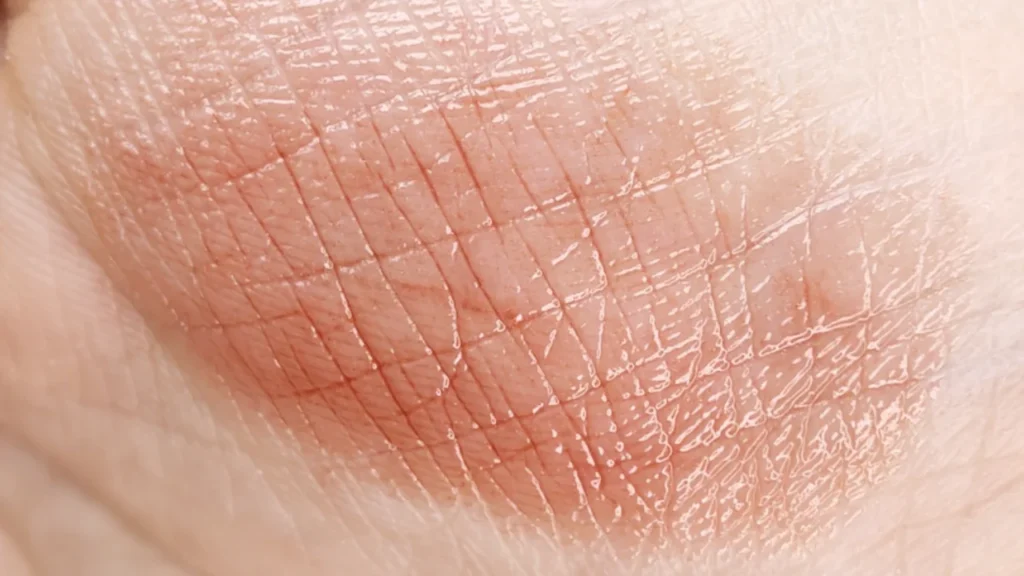 KATE リップモンスター 03 陽炎 スウォッチ 色見本 手のひら ロゼベージュ イエベ