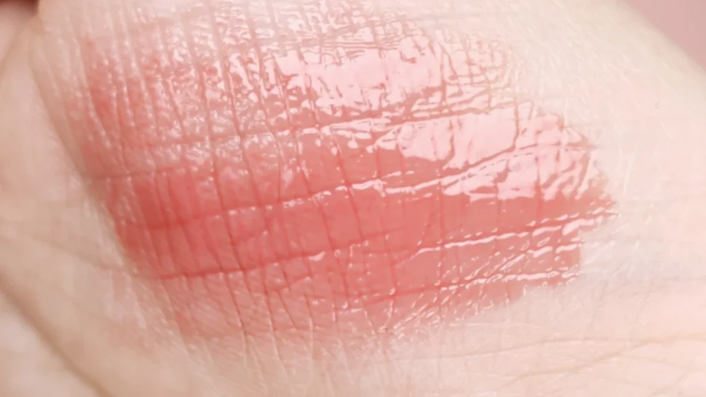 KATE リップモンスター ツヤバース G02 ピンクムーンの雫 スウォッチ 色見本 粘膜色 ツヤ感 手のひら