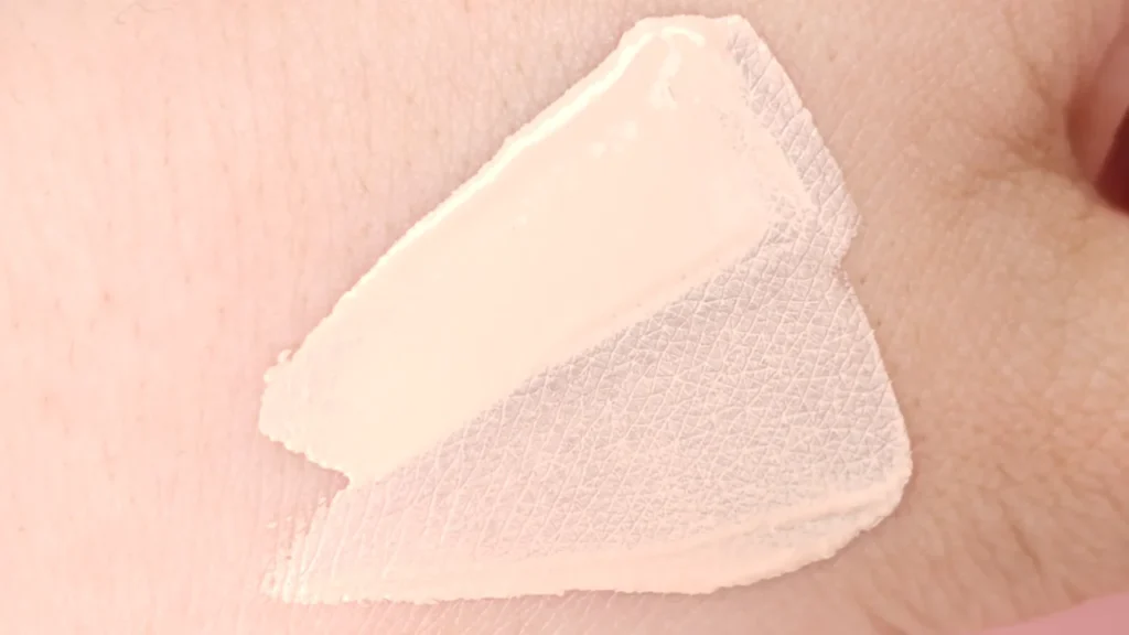 メイベリン フィットミー リキッド ファンデーション R 103（明るいピンク系）の手の甲スウォッチ