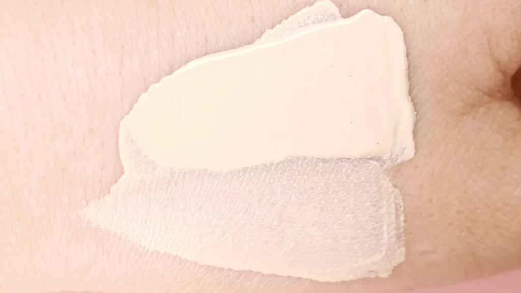 メイベリン フィットミー リキッド ファンデーション R 110（明るいイエロー系）の手の甲スウォッチ