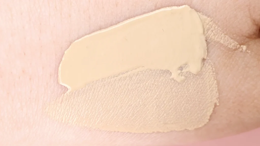 メイベリン フィットミー リキッド ファンデーション R 118（明るい標準色）のテクスチャーと発色