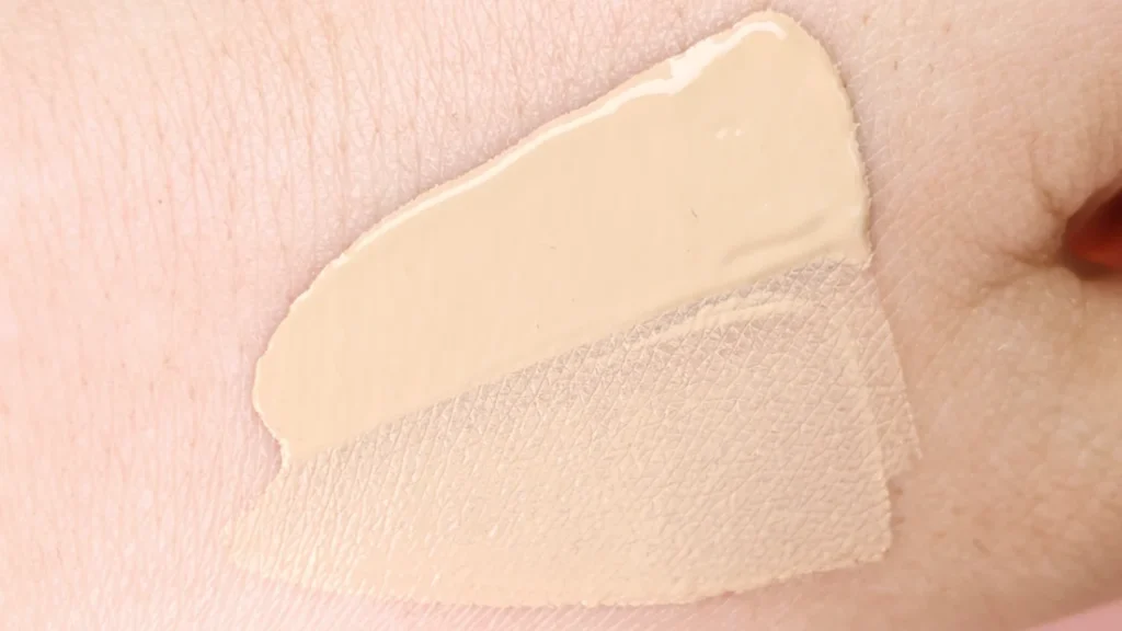 メイベリン フィットミー リキッド ファンデーション R 120（自然な明るさの標準色）のスウォッチ