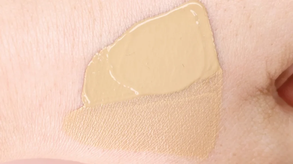 メイベリン フィットミー リキッド ファンデーション R 220（健康的な暗めの肌色）のスウォッチ画像