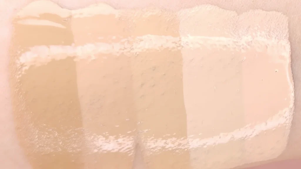 メイベリン フィットミー リキッド ファンデーション R 5色のグラデーション比較（左から220, 120, 118, 110, 103）