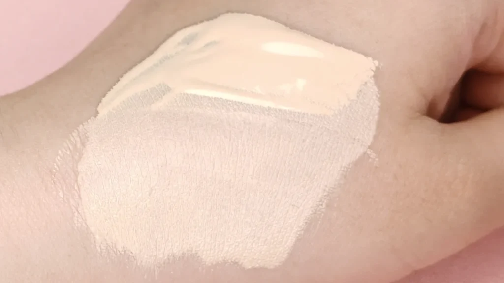 Pyt GENBA SKINファンデーション 21 アイボリーを手の甲に塗り広げた薄膜仕上がりのスウォッチ